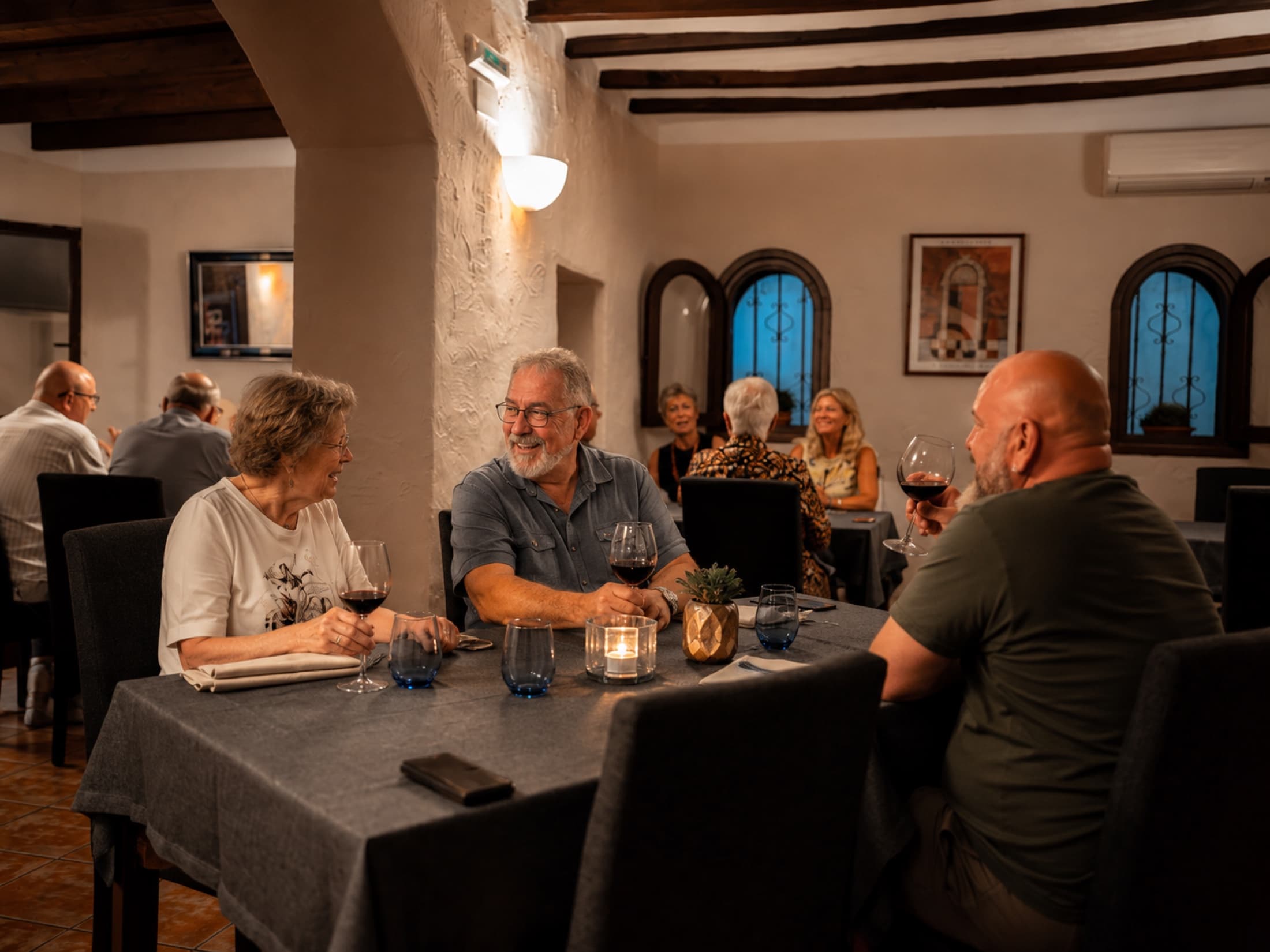 Gäste beim Abendessen im Gastraum