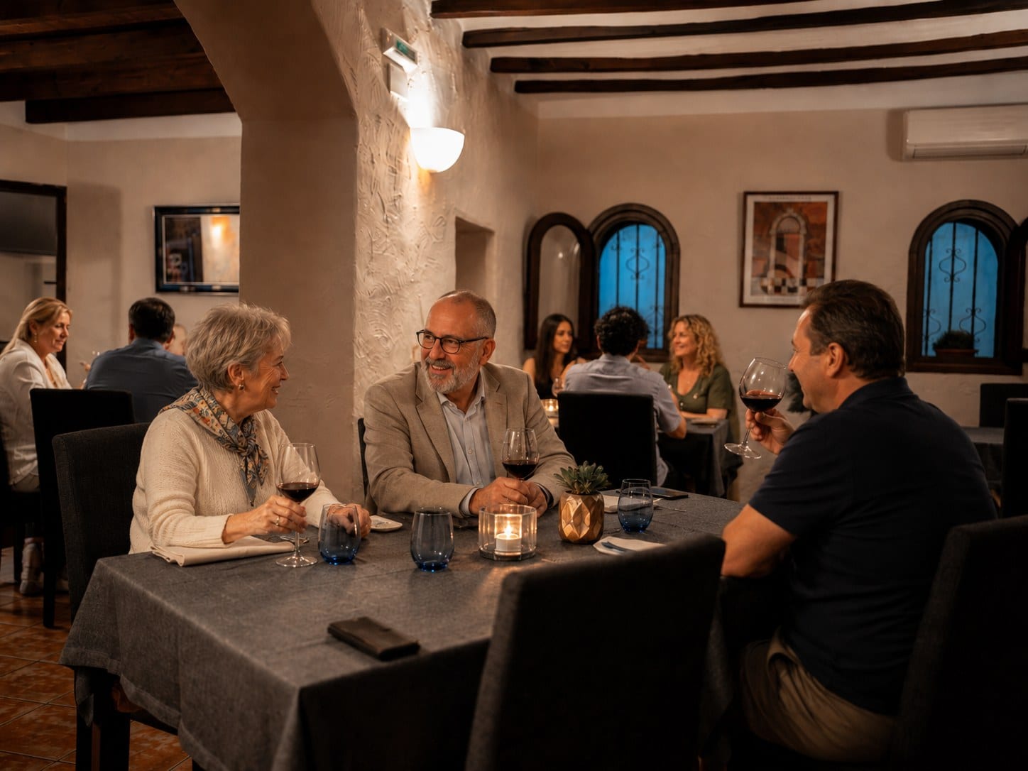 Gäste bei Wein und Gespräch im Gastraum von La Ratatouille